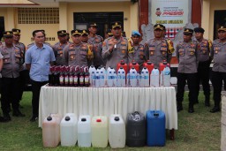 Persiapan Pengamanan Hari Raya Nyepi Tahun Caka 1946 Kapolres Buleleng Pimpin Pemusnahan Minuman Beralkohol