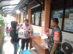 Bhabinkamtibmas Pisangan Baru Amankan Pembagian Beras Dari Bulog