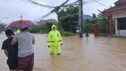 Sejumlah Desa Tergenang Banjir Efek Hujan Deras, Wakapolres Bangkalan Gerak Cepat Evakuasi Warga