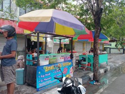 Pedagang Kaki Lima Depan Pasar Rongtengah Mudahkan Masyarakat Mencari Takjil Berbuka Puasa