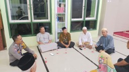 Bhabinkamtibmas Cooling System Dengan Sholat Taraweh Berjamaah Dampaikan Pesan Kamtibmas