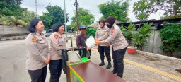 Peduli ke Warga Kurang Mampu, Polwan Polres Metro Jakarta Timur Berbagi Beras Gratis