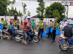 Sat Lantas Polres Pasuruan Kota Berbagi Takjil Sambil Sosialisasi Etika Berlalu Lintas