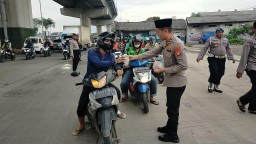 Polisi Bagikan Takjil dan Makanan Gratis Kepada Pengguna Jalan di Cakung