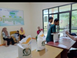 Pemerintah Desa Tanjungjaya Salurkan Bantuan Pangan Beras 10Kg Pada Warga