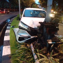 Sopir Diduga Mengantuk Mobil Rush Mengalami Laka Lantas Tunggal di Jalan Bandara Ngurah Rai