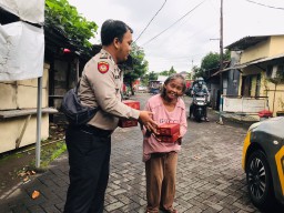 Semarakkan Bulan Ramadhan Polisi di Sidoarjo Berbagi Takjil