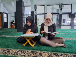 Kapolres Nganjuk Mengajak Anggotanya Mengisi Bulan Ramadan Dengan Beribadah, Salah Satunya Membaca Al-Qur’an