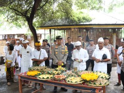 Wanaralaba Kapolres Buleleng di Pura Agung Pulaki Kecamatan Gerokgak