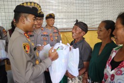 Jumat Berkah Kapolres Karangasem Serahkan Sembako Kepada Warga