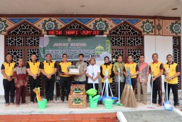 Polresta Bandara Soetta Gelar Jumat Bersih di Masjid Nurul Barkah