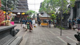 Menjelang Piodalan di Pura Goa Lawah Polsek Dawan Ngayah Mereresik