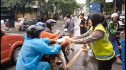Satlantas Polres Pelabuhan Tanjung Perak Berbagi Takjil, Raih Berkah Ramadhan