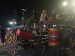 Menjelang Saur, Masyarakat kota Sampang Menggelar Kesenian Musik Dug Dug di Jalan