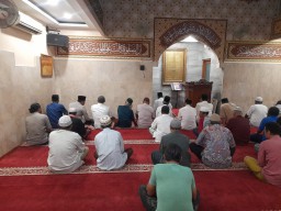 Dalam Rangka Colling System, Bhabinkamtibmas Kelurahan Palmeriam Gelar Sholat Tarawih 
