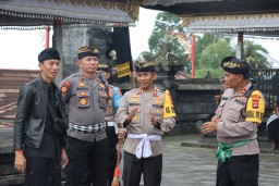 Polres Karangasem Gelar Giat Ngayah Mereresik di Pura Agung Besakih