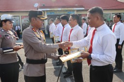 Kapolres Karangasem Pimpin Upacara Pemberian Penghargaan Untuk Personel Satuan Satresnarkoba