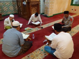 Anggota Polsek Ciracas, Tadarus Al Qur'an Bersama Warga di bulan Ramadhan