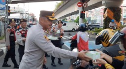 Di Bulan Ramadhan Polsek Matraman Bagikan Ratusan Takjil Untuk Pengguna Jalan