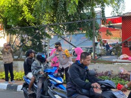 Berkah Ramadhan, Polsek Duren Sawit Dan Bhayangkari Bagikan Takjil Lepada Pengguna Jalan