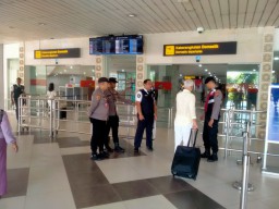 Personil Polres Bandara Ngurah Rai Pengamanan Terminal Keberangkatan Domestik