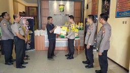 Bulan Penuh Berkah, Polsek Cakung Bagikan Sembako ke Warga Kurang Mampu