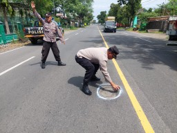 Cegah Laka Lantas, Polres Nganjuk Tandai Jalan Berlubang di Wilayahnya Dengan Cat Putih