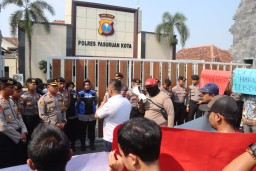 Pernyataan Kontroversial Mantan Wakapolri Mengundang Aksi Massa di Kota Pasuruan