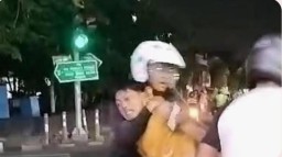 Video Berdurasi 1 Menit 35 Detik Tampak Seorang Lelaki Mengenakan Kaus Warna Kuning  Diamankan Dua Pria Yang Diduga Polisi
