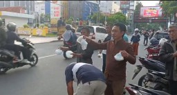 Berkah Ramadhan 1445 H, AMI Bagikan Ta'jil 4 Hari Berturut-turut