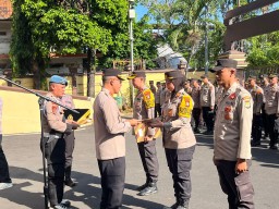 Kapolres Jakarta Timur Beri Penghargaan Kepada Anggota Polri dan Mitra Polri Yang Berprestasi Dalam Tugas