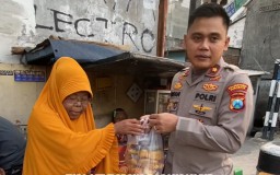 Polisi di Surabaya Hobby Borong Dagangan PKL dan Bagikan Takjil Saat Bulan Ramadhan