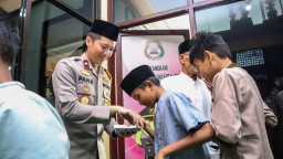 Polsek Cakung Bekerjasama Dengan Hamzah Baja Indonesia Gelar Santunan Anak Yatim