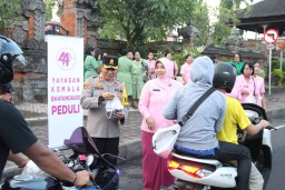 Kapolres Klungkung Bersama Ketua Bhayangkari Cab Klungkung Bagi Bagi Takjil di Bulan Suci Ramadhan