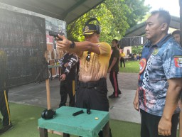 Latihan Menembak di Hari Kedua, Kapolres AKBP I Ketut Widiarta Ingatkan Personilnya Disiplin dan Ikuti Arahan Instruktur