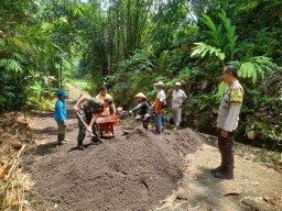 Babinsa Bersama Masyarakat Gotong Royong Bangun Jalan Desa Memperlancar Perekonomian