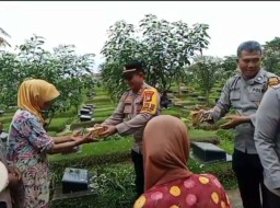 Kapolsek Duren Sawit Bagikan Ratusan Takjil, Tukang Gali Kubur Kebagian Berkah
