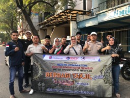 Indahnya Berbagi di Bulan Ramadhan, Media Beritakompas.com, Kembali Bagikan Takjil Yang Kedua Kepada Pengguna Jalan 