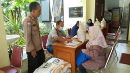 Polisi Amankan Pendistribusian Beras dari PT YAI Kepada Warga di Pondok Ranggon