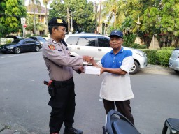 Peduli Ramadhan, Polsek Jatinegara Bagi-Bagi Nasi Kotak ke Masyarakat Jelang Berbuka Puasa