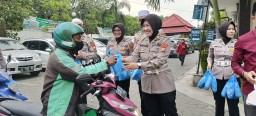Berkah Ramadhan, Samsat Utara Berbagi Takjil Untuk Masyarakat Pengguna Jalan 