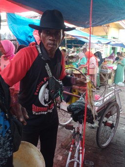 Dibutuhkan Tindakan Tegas Kepala Pasar Srimangunan, Becak Yang Masuk di Pintu Belakang Pasar Tidak Tertib