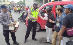 200 Takjil Ludes Dibagikan Polisi Kepada Masyarakat Pengguna Jalan di TL Koljem Cacing Cakung