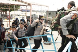 Polres Gresik Libatkan Tim Trauma Healing Untuk Korban Gempa di Pulau Bawean