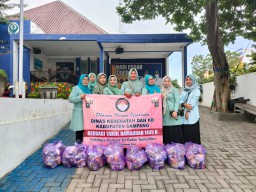 Kegiatan DWP Dinkes dan KB Bagi Bagi Takjil di Bulan Ramadhan