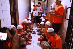 Wujud Kepedulian Kapolres Pelabuhan Tanjung Perak Gelar Buka Bersama Tahanan