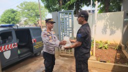 Bergerak ke TPU Prumpung, Polisi Berikan Sembako Kepada Security