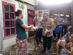 Berburu Berkah di Bulan Ramadhan, Polsek Cipayung Rutin Bagikan Takjil ke Masyarakat