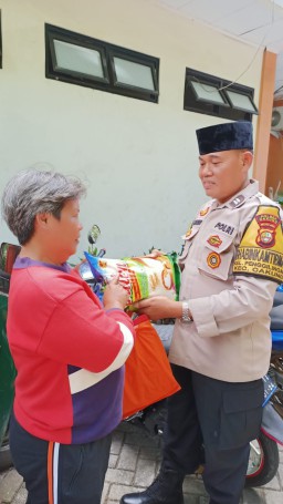Bantu Ringankan Beban Masyarakat di bulan Ramadhan, Bhabinkamtibmas Berikan Bantuan Sembako