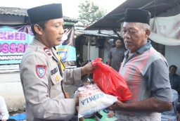 Bhabinkamtibmas Ujung Menteng Buka Puasa Bersama Warga dan Bagikan Sembako